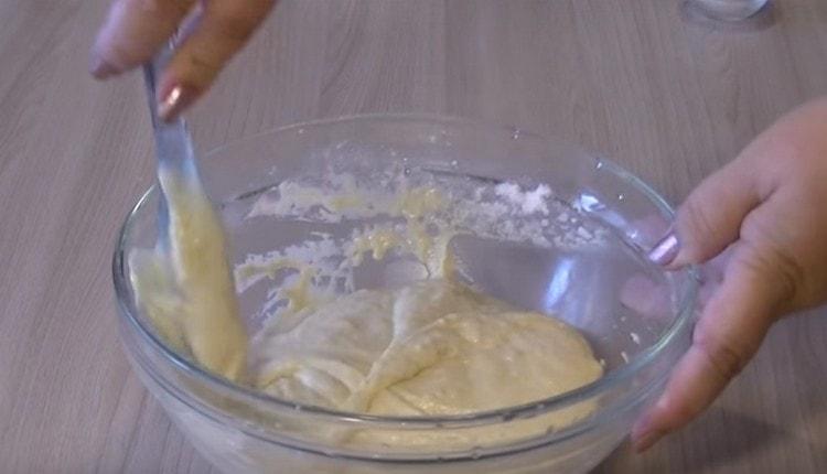 L'impasto di consistenza dovrebbe assomigliare alla massa per la preparazione di frittelle.