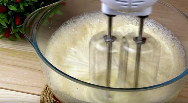 Sbattere l'impasto con un mixer fino a che liscio.