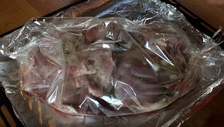 Distribuire la carne marinata in una manica su una teglia e metterla in forno.