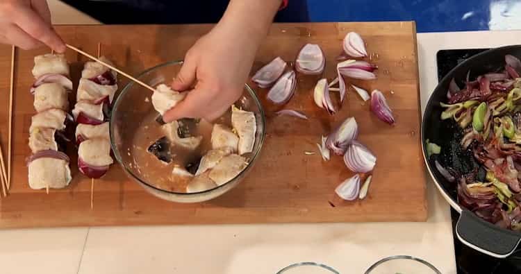 Per preparare il pesce gatto nel forno, preparare gli spiedini