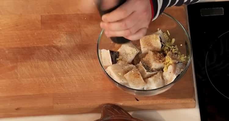 Per preparare il pesce gatto nel forno, preparare gli ingredienti