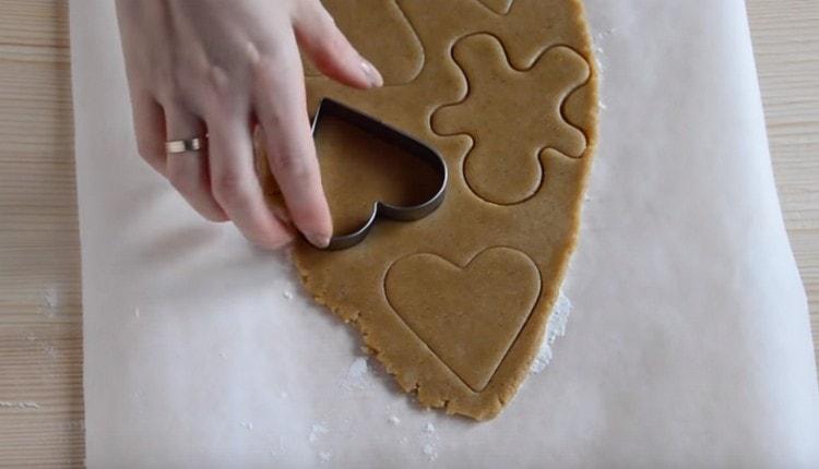 Rotoliamo l'impasto rimanente in una palla, quindi lo stendiamo di nuovo e facciamo i biscotti.