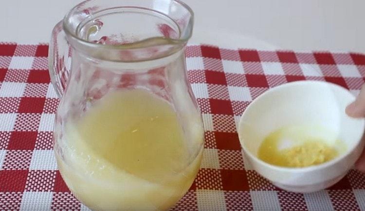 Trasferire lo zenzero sul succo di limone e mescolare.