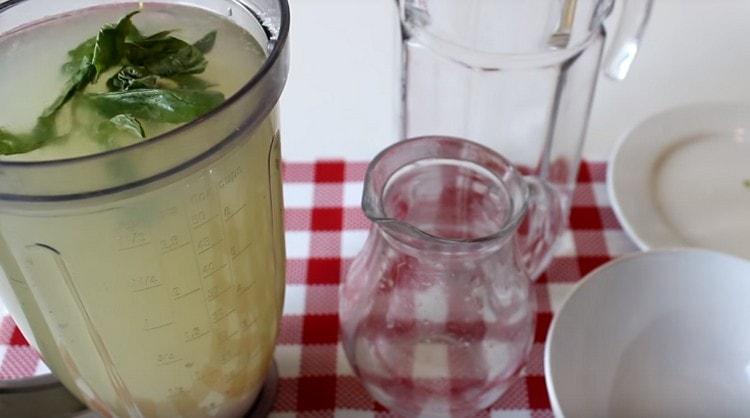 Versa dell'acqua, il succo in un frullatore, versa lo zucchero e aggiungi un rametto di menta.