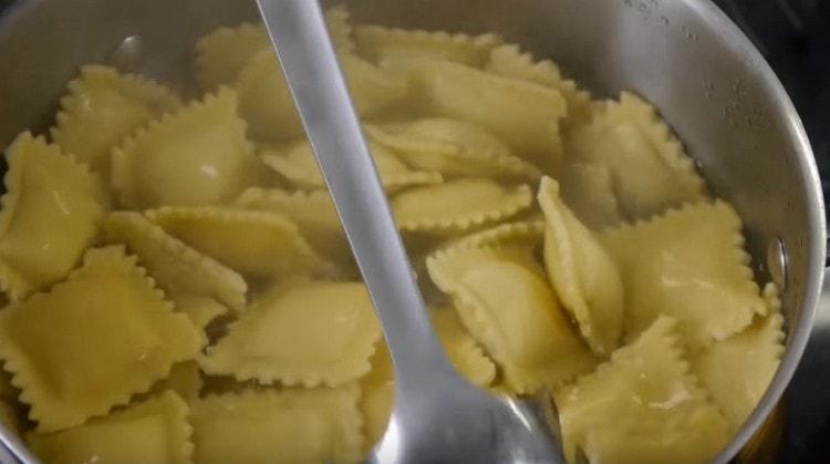 Cuocere i nostri ravioli in acqua salata.