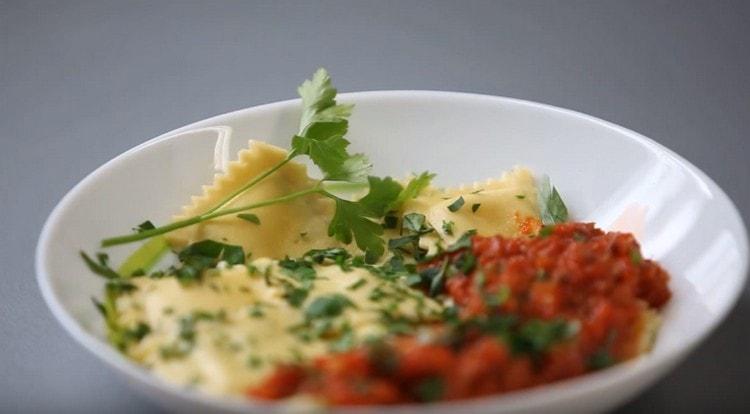 Al servizio, gli gnocchi italiani possono essere aggiunti con la salsa.