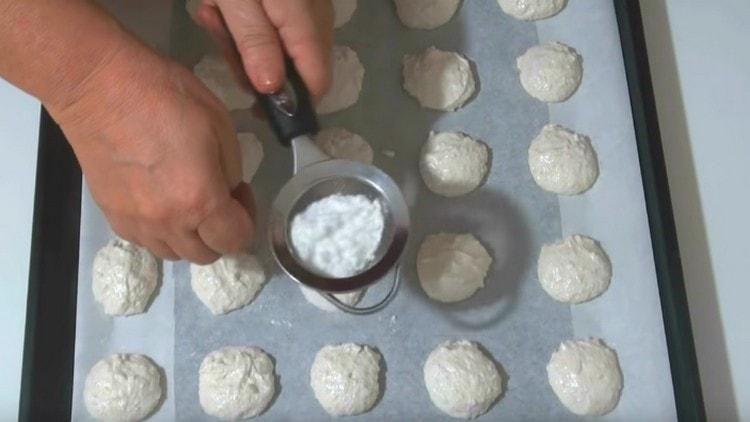 Cospargere ogni biscotto con zucchero a velo attraverso un colino.