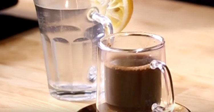 Quando si serve con il caffè, è meglio offrire un bicchiere d'acqua.