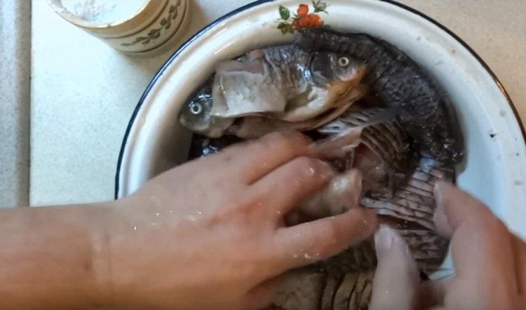 Metti il ​​pesce in una ciotola e salalo.