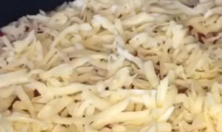 Strofinare grossolanamente il formaggio a pasta dura.