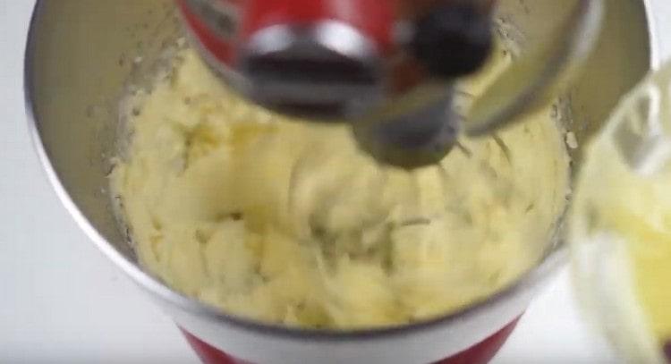 Introdurre gradualmente la base di crema pasticcera nell'olio da montare.