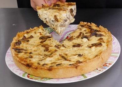 Prepariamo una quiche profumata con pollo e funghi secondo la ricetta con foto passo dopo passo.