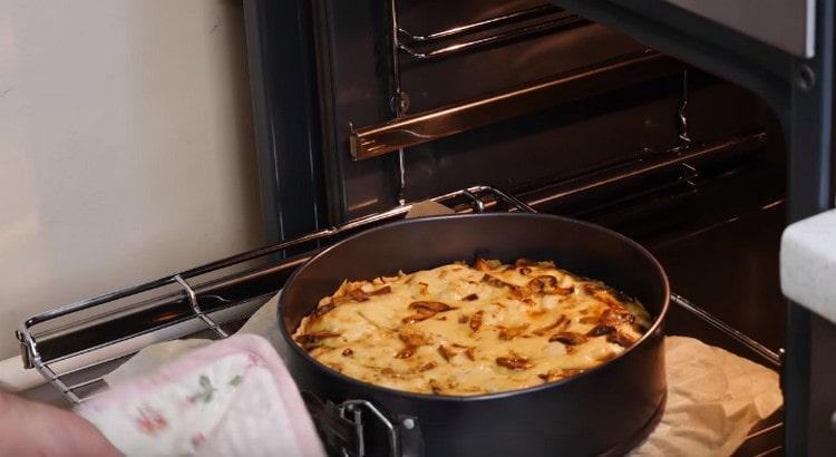 La quiche con pollo e funghi viene cotta per circa 40 minuti.