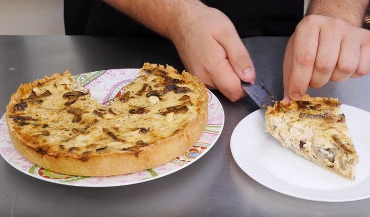 La torta finita deve essere lasciata raffreddare completamente e può essere tagliata in porzioni.