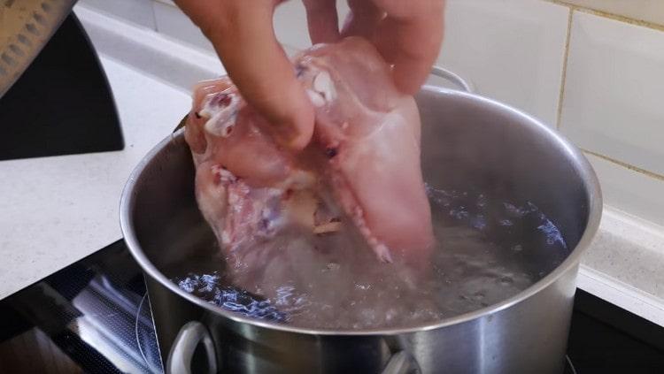 Mandiamo il petto di pollo a cucinare.