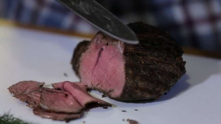 Per preparare un classico arrosto di manzo con una semplice ricetta, tagliare la carne