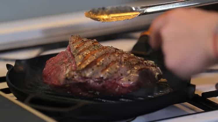 Per cucinare un classico arrosto di manzo con una ricetta semplice, friggi la carne