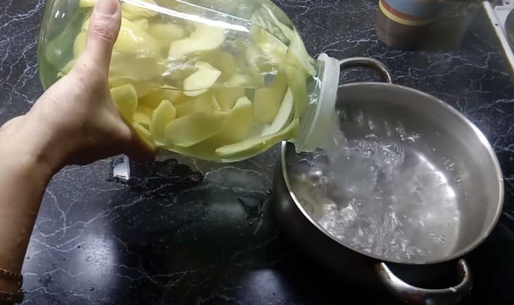 Scolate l'acqua nella padella e portatela di nuovo a ebollizione.