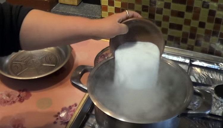 Bolliamo l'acqua e aggiungiamo immediatamente zucchero.