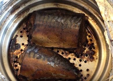 Fragrante pesce affumicato a casa: cuocere secondo una ricetta passo dopo passo con una foto.