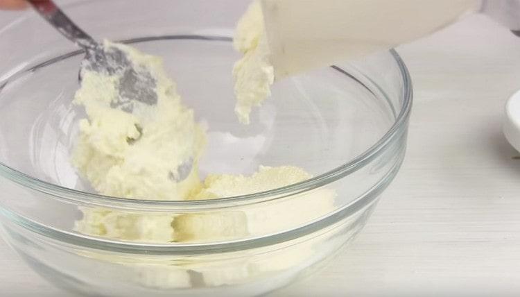 trasferire la ricotta in una grande ciotola.