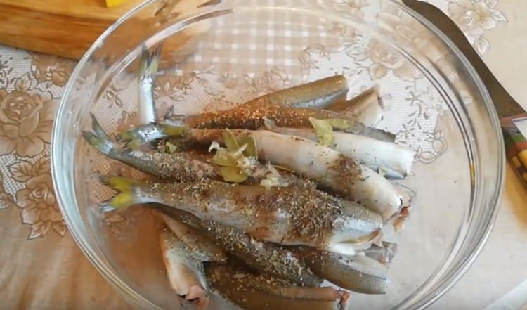 Versare il succo di limone sul pesce.