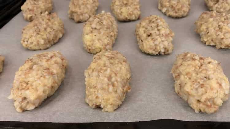 Per preparare le cotolette di grano saraceno, adagiare l'impasto sulla teglia