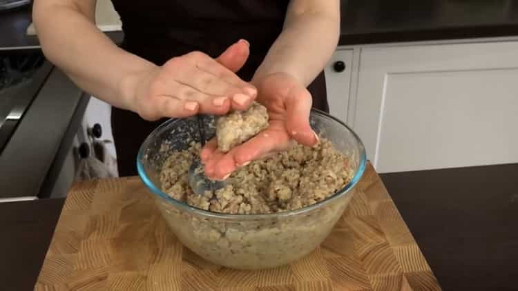 Per la preparazione di cotolette di grano saraceno, formare prodotti semilavorati