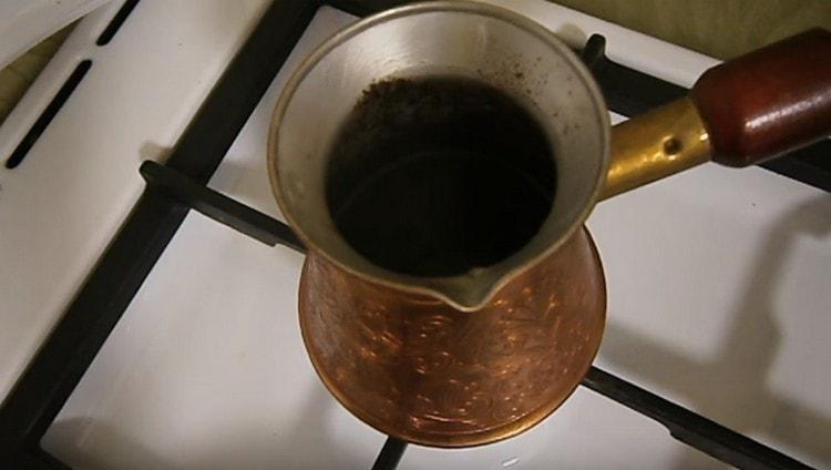 Prepariamo il caffè fino a quando si alza un cappello caratteristico.