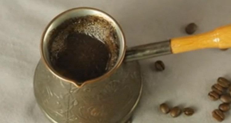 Il caffè preparato deve essere filtrato.