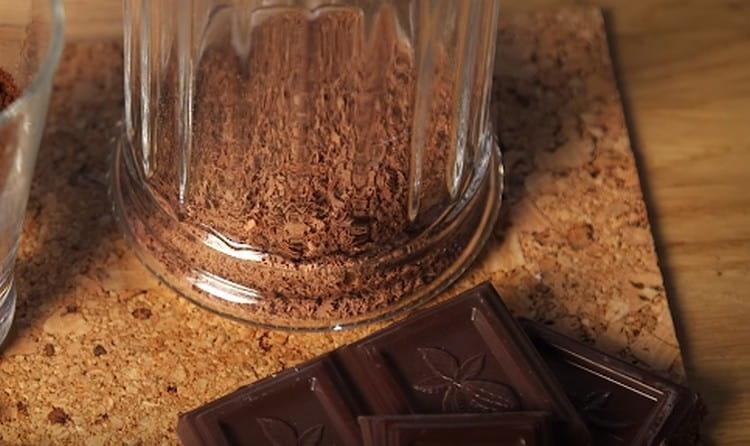 Strofina il cioccolato su una grattugia fine.