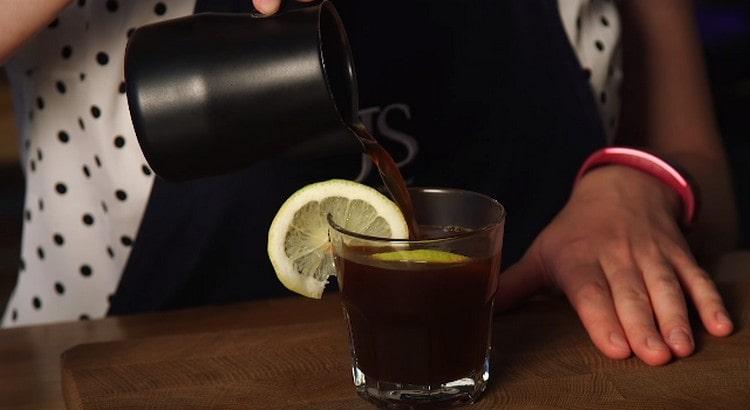 Versare la bevanda finita in un bicchiere con un cerchio di limone.