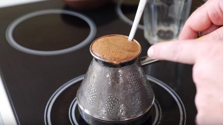 Quando un cappello caratteristico si alza sul caffè, rimuoverlo immediatamente dalla stufa.