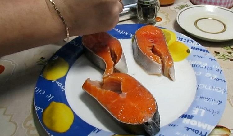 Versare bistecche di pesce rosso con succo di limone.