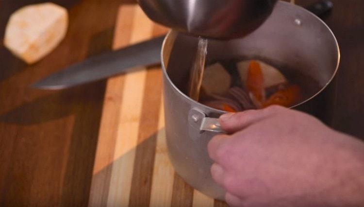 Mettiamo le verdure in una padella, riempiamo d'acqua e inviamo al fornello.