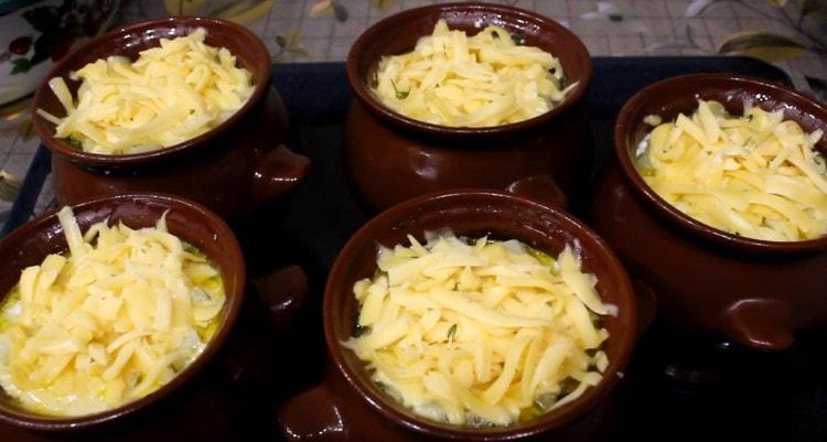 Cospargere il piatto quasi finito con il formaggio grattugiato prima e inviarlo al forno per farlo dorare.