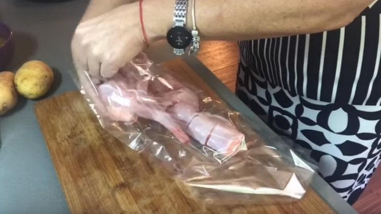 Mettiamo la carne di coniglio nella manica culinaria per la cottura.