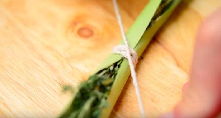 Leghiamo un bouquet di garni con un filo.