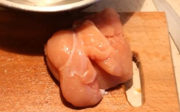 Lavare il filetto di pollo, asciugare i tovaglioli di carta.