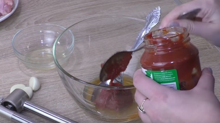 Per la marinata, mescolare concentrato di pomodoro, olio vegetale e miele.