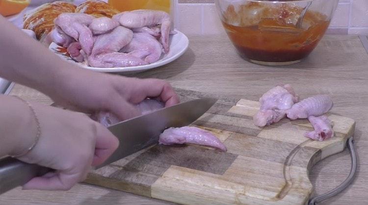 Dividiamo le ali di pollo in giunture, non useremo la parte più sottile.