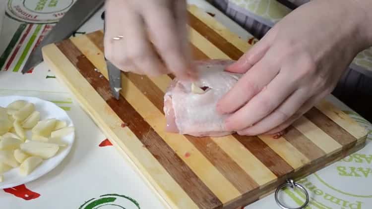 Per preparare le cosce di pollo con le patate al forno, prepara gli ingredienti