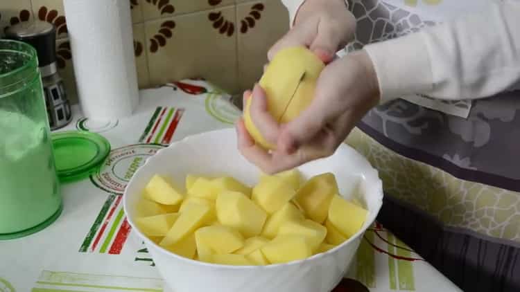 Per cuocere le cosce di pollo con le patate al forno, tritare le patate