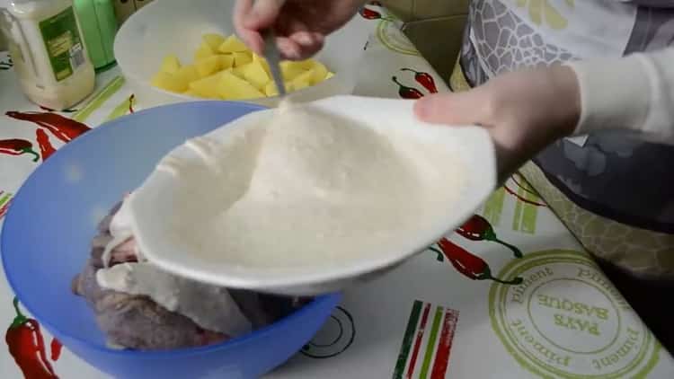 Per cuocere le cosce di pollo con le patate al forno, mescolare la carne con le spezie