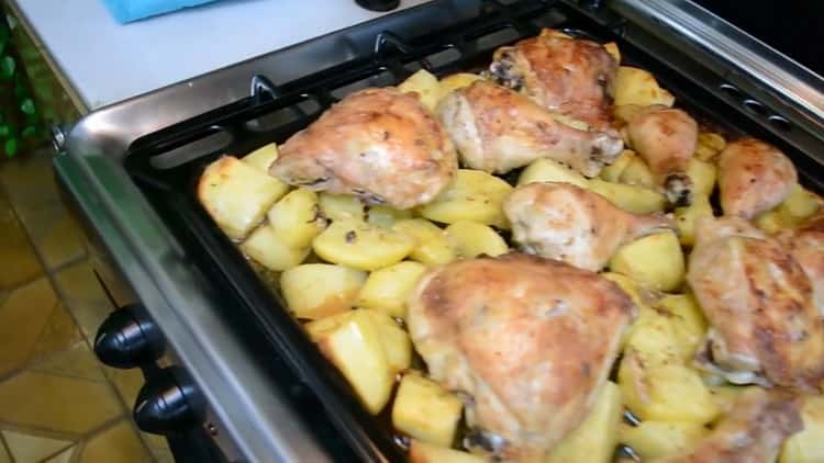 nel forno le cosce di pollo con le patate sono pronte