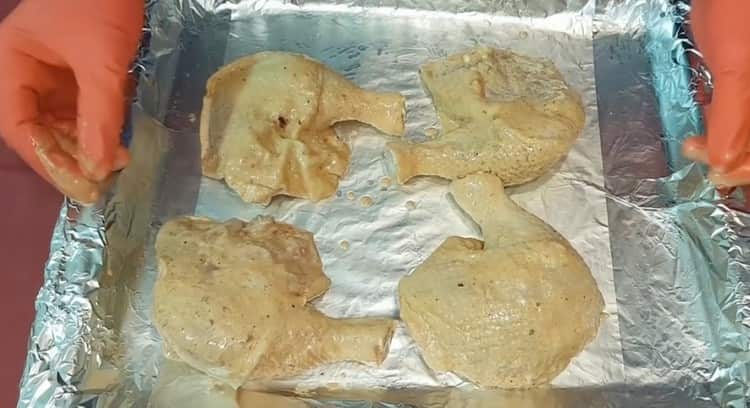 Sinasaklaw namin ang baking sheet na may foil at inilalagay ang mga binti ng manok sa ibabaw nito.