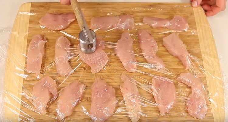 metti il ​​filetto sul tabellone, copri con la pellicola trasparente e battilo.