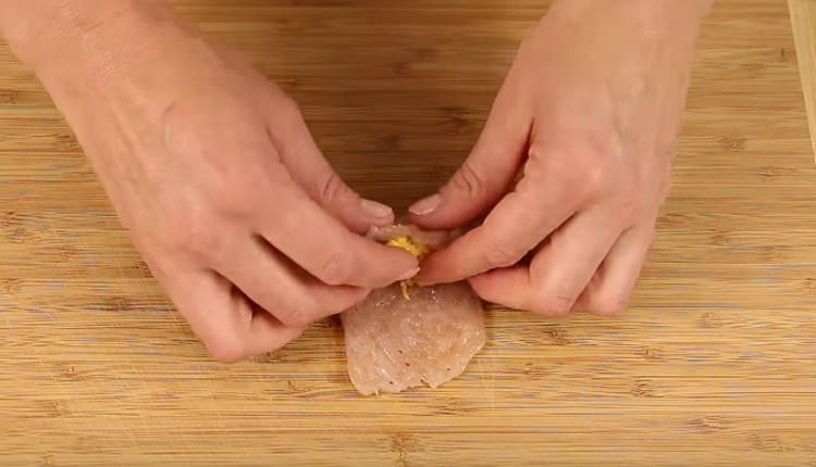 per ogni pezzo di carne stendere un cucchiaio di ripieno e avvolgere tutto con un rotolo.