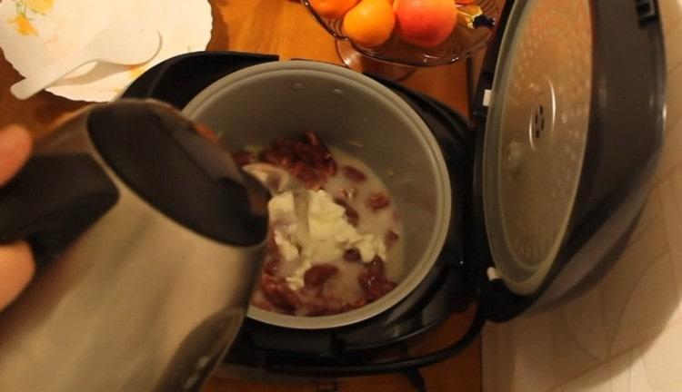 Riempi i componenti del piatto con acqua in modo che li copra.