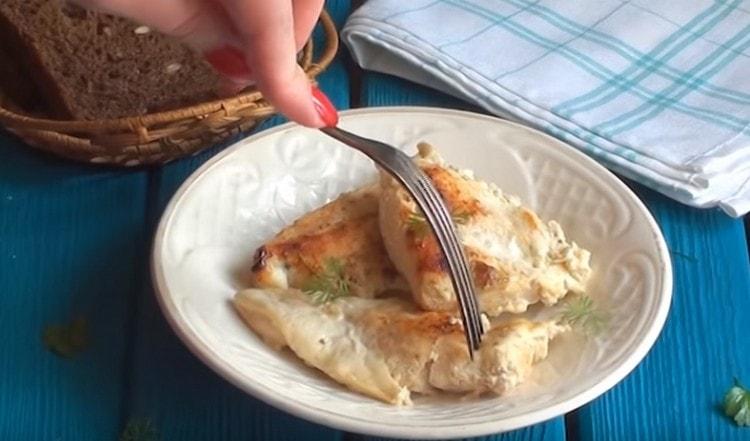 Il pollo cotto nel kefir nel forno si scioglie in bocca.